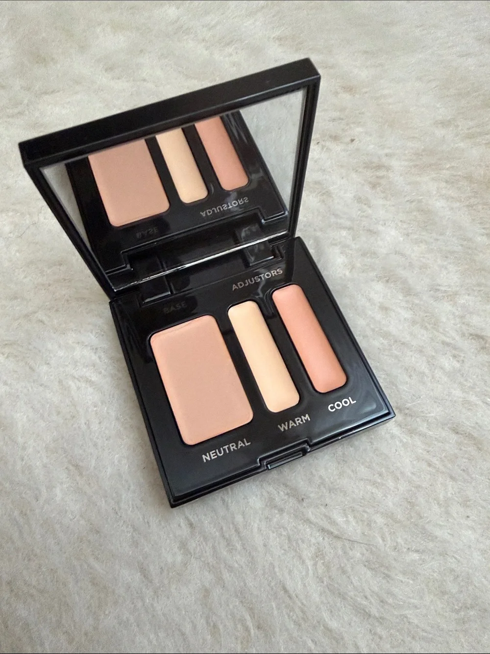 Laura Mercier Secret camoflauge in shade 01